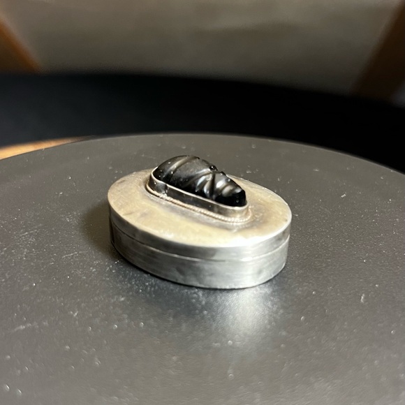 Antique Sterling Silver Pill Box with Carved Onyx Alien Head - Picture 4 of 10